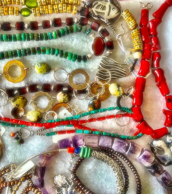 Quelles astuces pour assortir des bijoux en nacre avec des tenues de soirée modernes ?